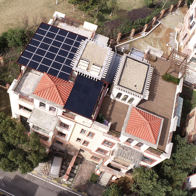 وحدة Rixin PERC أحادية البلورية للطاقة الشمسية الكهروضوئية تدور التظليل على المبنى